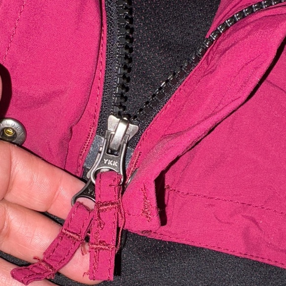 Gently Loved Women’s Carhartt Burgundy Hooded Jacket - Picture 8 of 14
